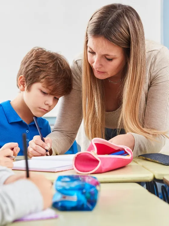 Apoyo psicopedagógico a un niño con sus tareas